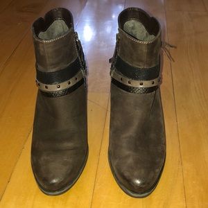 Tamaris light brown leather bootie.